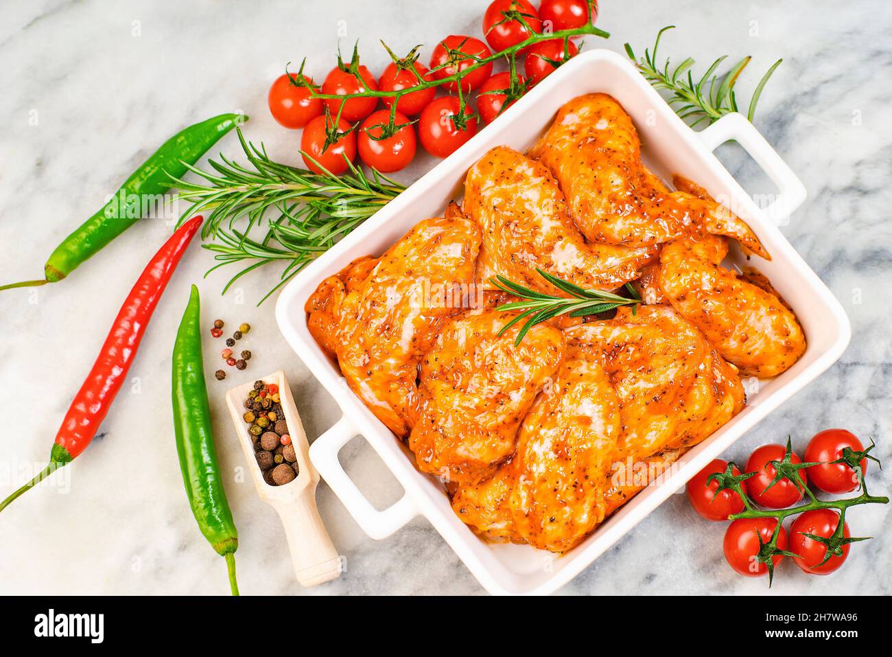 Las alas de pollo están crudas en la marinada. Alas de horno. Semifinado.  Alitas de carne de pollo marinado en bruto para barbacoa, pollo con cocción  Fotografía de stock - Alamy