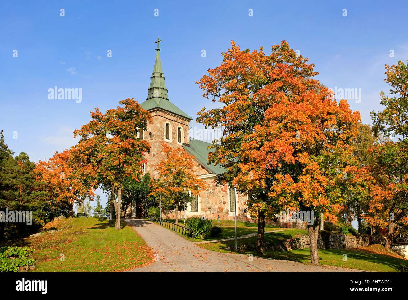 Iglesia de Uskela, Salo, Finlandia en un día soleado de septiembre. La iglesia de piedra fue diseñada por Carl Ludvig Engel y construida en 1832, la torre en 1860. Foto de stock
