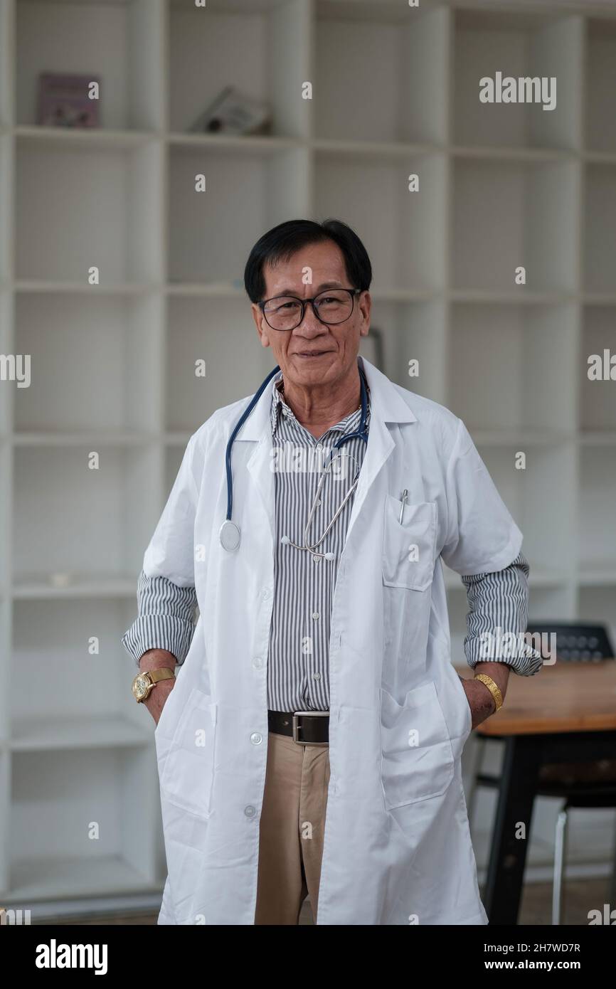 Retrato asian masculino Senior doctor hospital médico clínica médica atención de la salud. Foto de stock