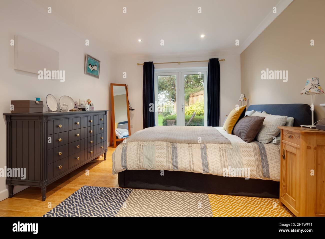 Cambridge, Cambridgeshire - octubre de 1 2019: Dormitorio amueblado de lujo decorado en una manera moderna con muebles y cama de declaración de intenciones Foto de stock
