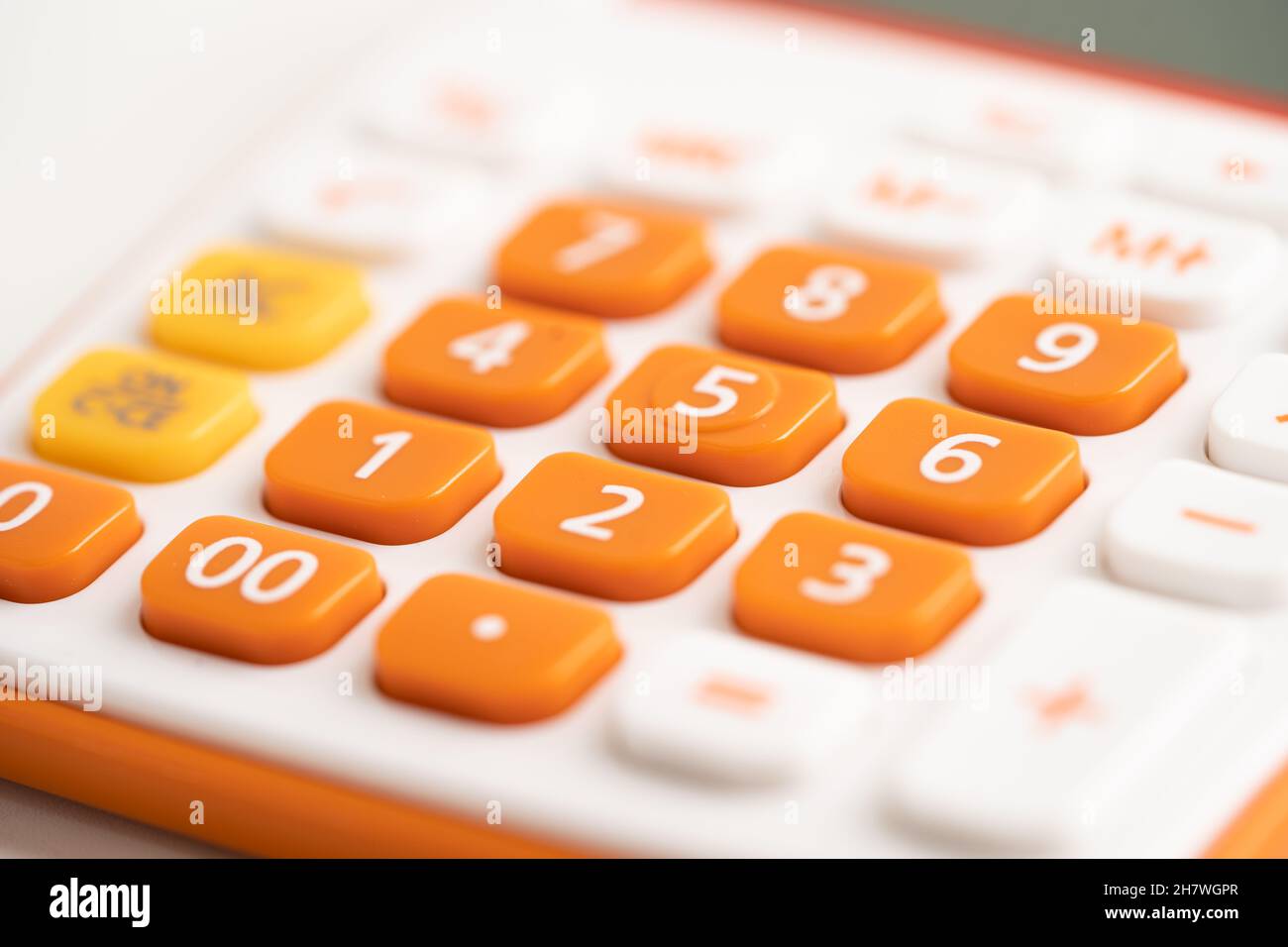 Teclado numérico en la calculadora de color naranja para la financiación de  cuentas en la oficina Fotografía de stock - Alamy