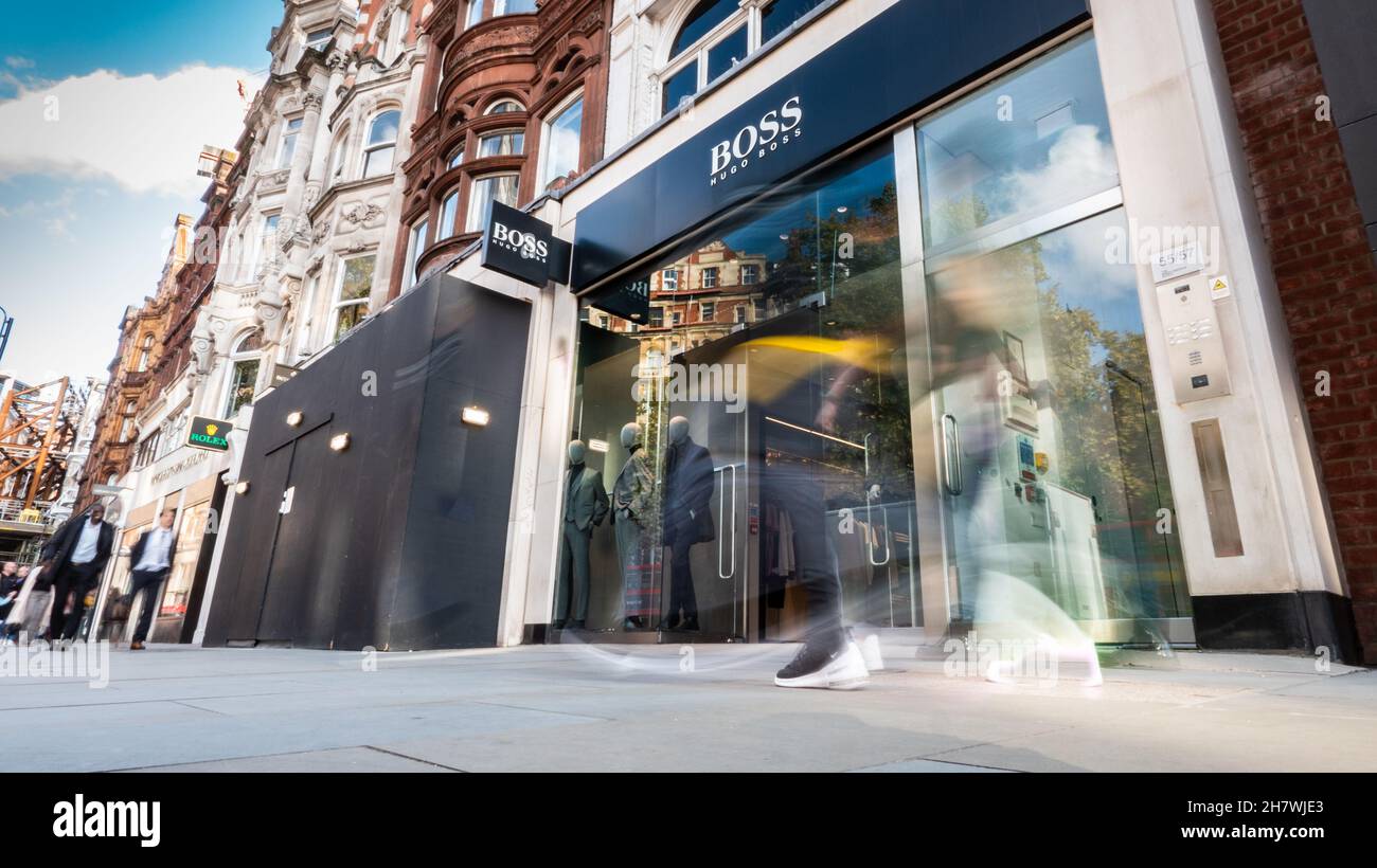 Tienda Hugo Boss, Knightsbridge, Londres. Los compradores pasan por la  exclusiva tienda de moda en el bullicioso distrito comercial Kensington del  oeste de Londres Fotografía de stock - Alamy