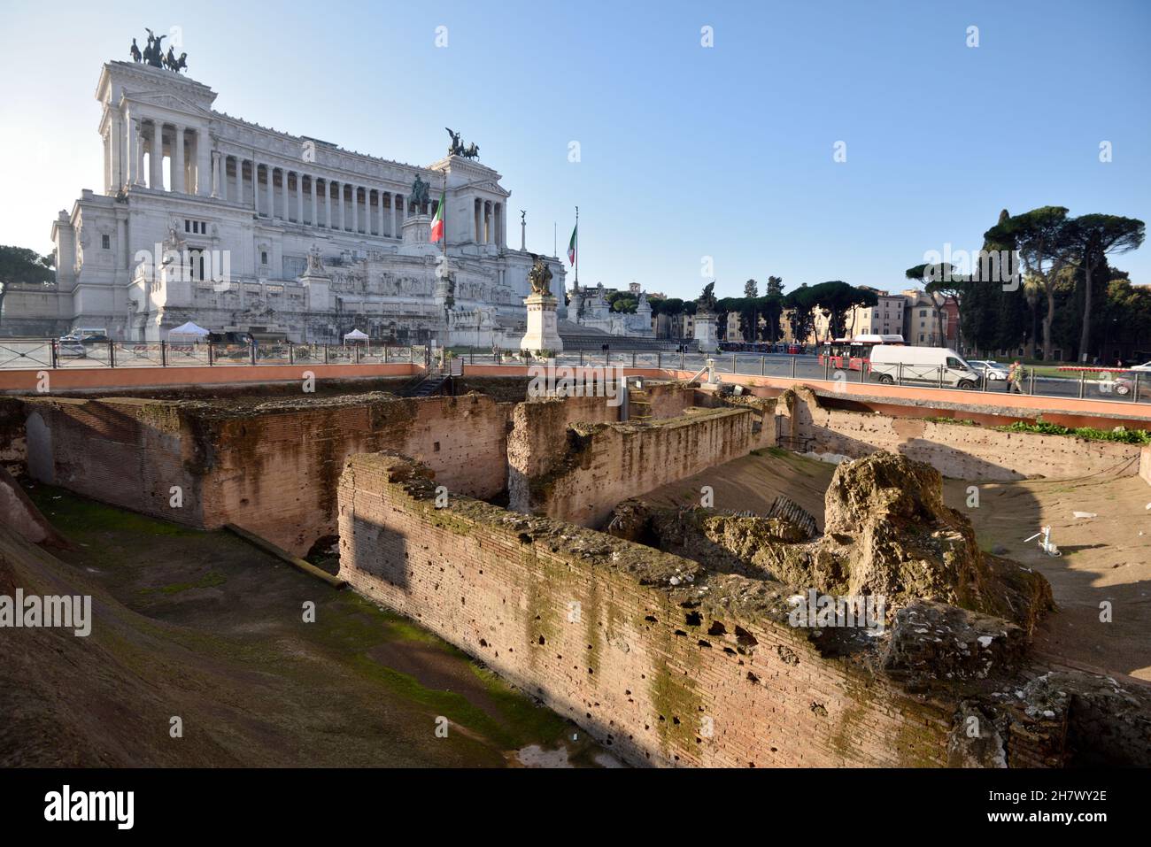 italia, roma, piazza venezia, ruinas de la auditoria de adriano Foto de stock