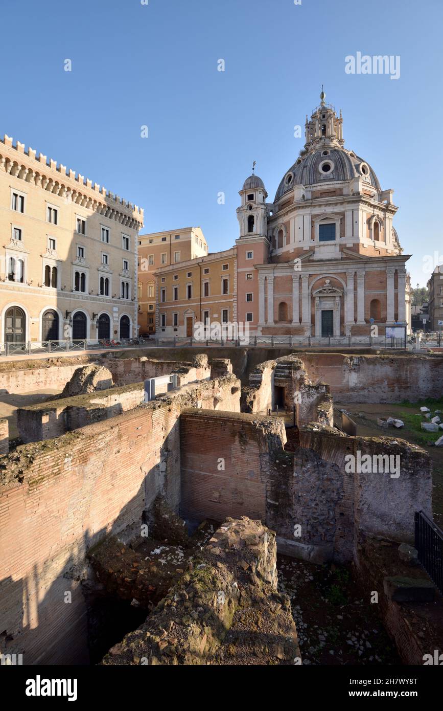 italia, roma, piazza venezia, ruinas de la auditoria de adriano Foto de stock