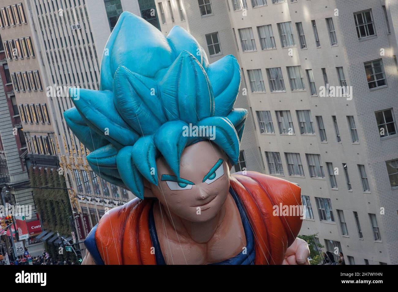 El globo Goku de Dragon Ball vuela durante el Desfile del Día de Acción de  Gracias de Macy 95th en Manhattan, Nueva York, ., 25 de noviembre de  2021. REUTERS/Brendan McDermid Fotografía