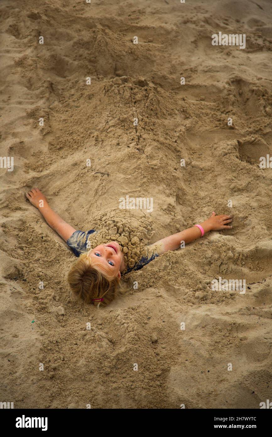 Niños jugando en la arena Foto de stock