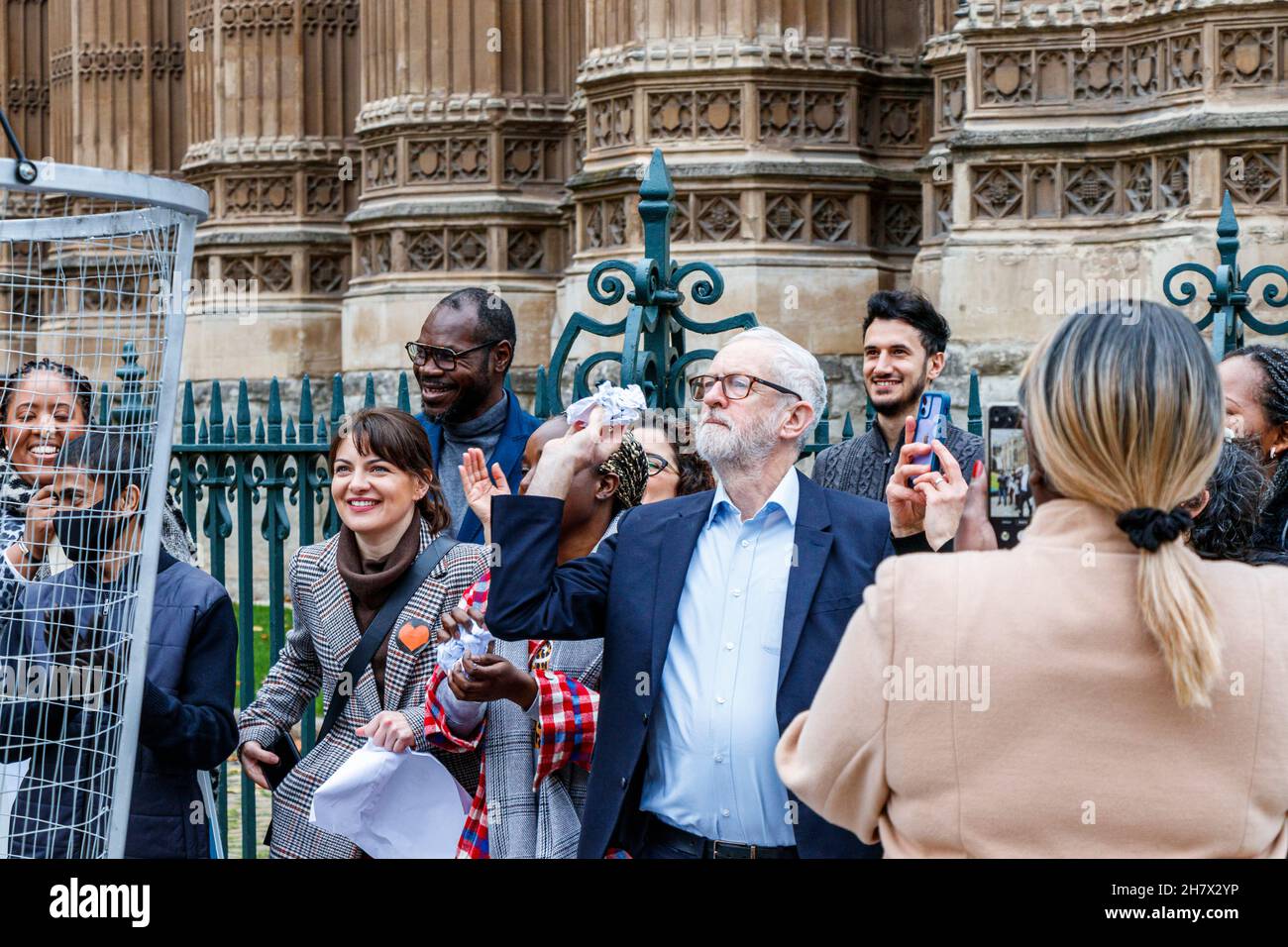 El MP Jeremy Corbyn se une a los activistas de Libertad de la Tortura en un evento fuera del Parlamento, Westminster, Londres, Reino Unido Foto de stock