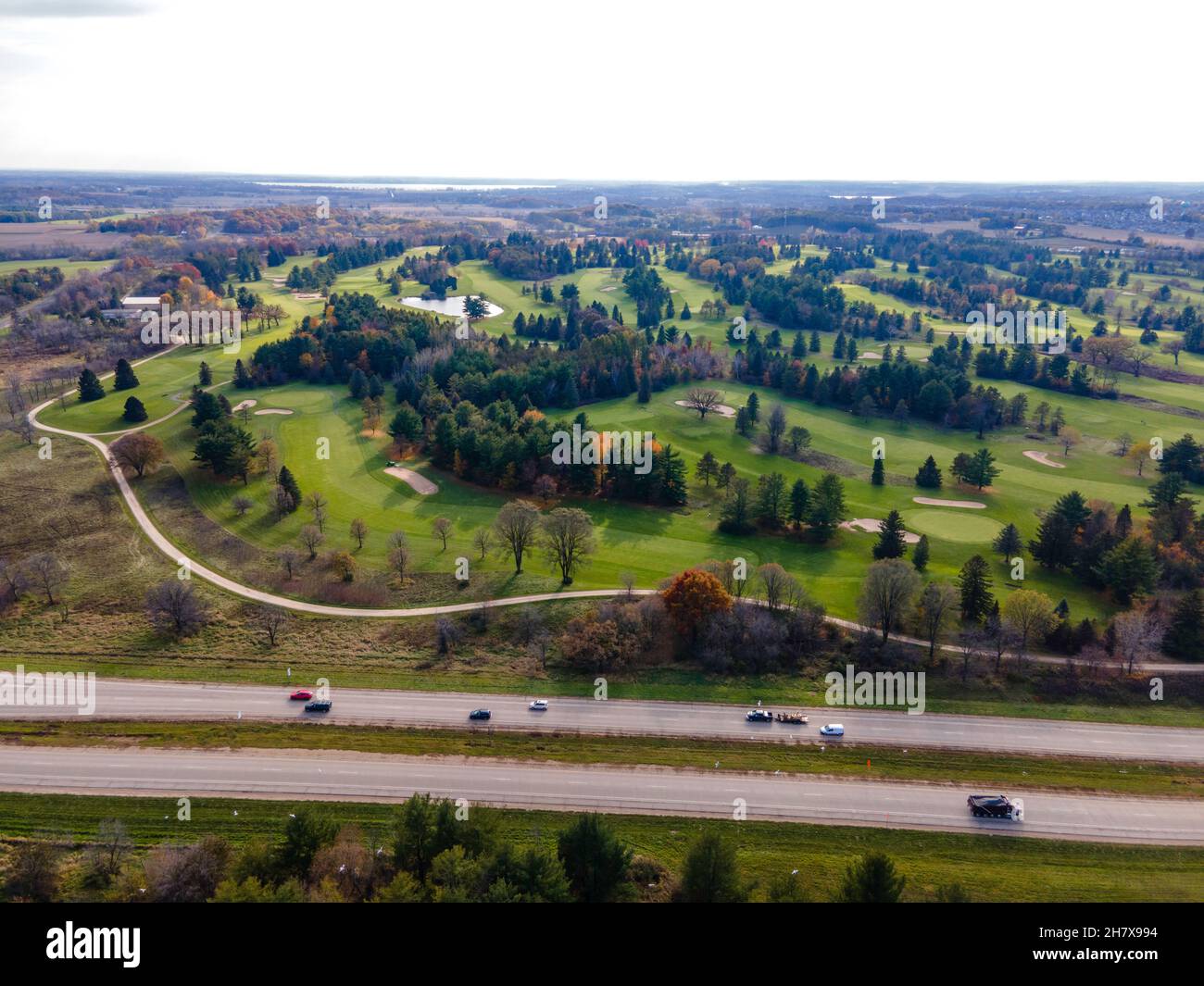 Fotografía aérea del campo de golf de Yahara Hills, en el lado este de Madison, Condado de Dane, Wisconsin, EE.UU. En una tarde de otoño nublada. Foto de stock