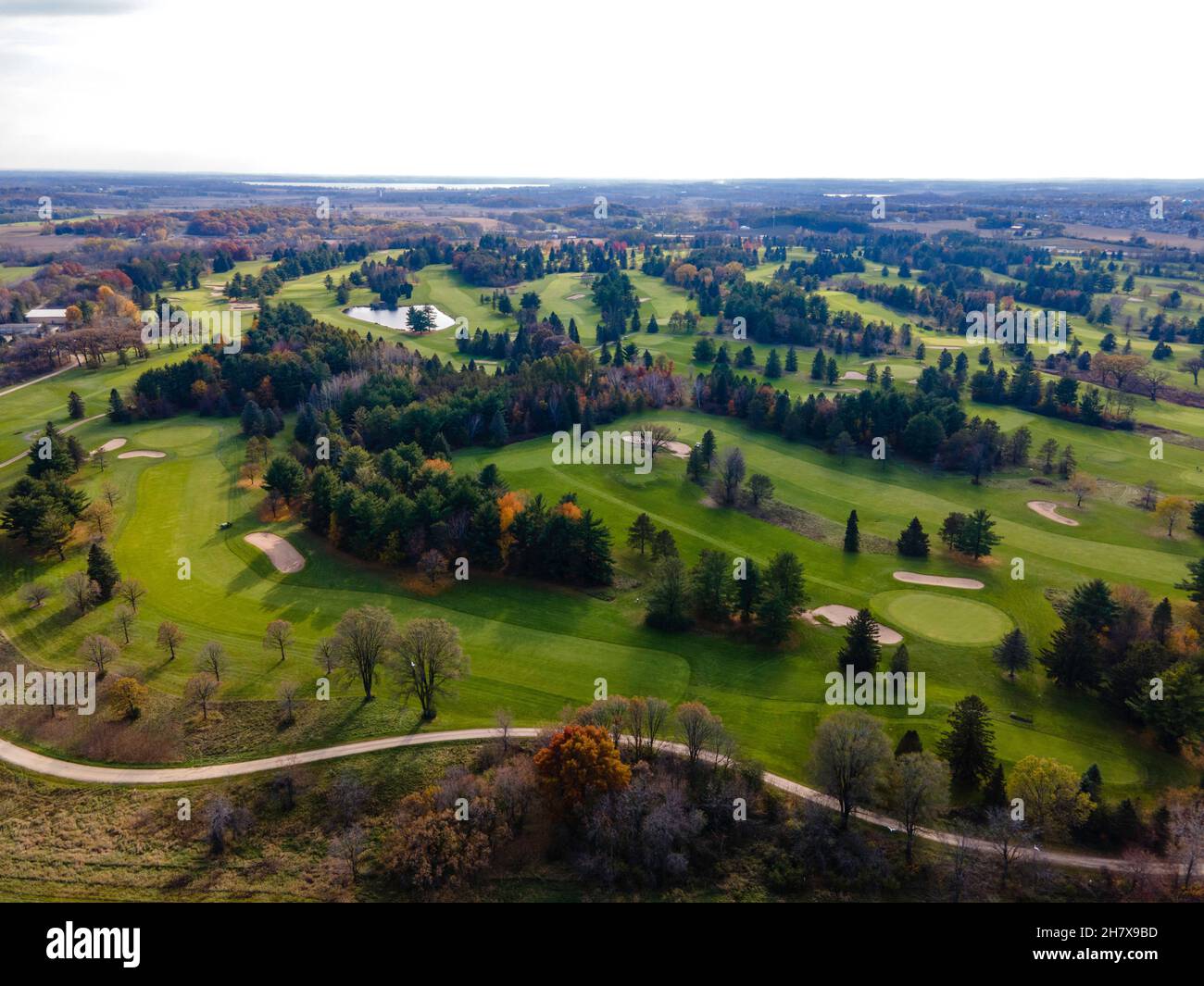 Fotografía aérea del campo de golf de Yahara Hills, en el lado este de Madison, Condado de Dane, Wisconsin, EE.UU. En una tarde de otoño nublada. Foto de stock