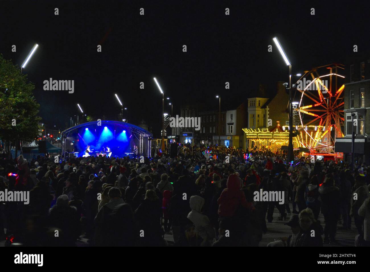 Teesside, Reino Unido. 25th Nov, 2021. Stockton Sparkles 2021, Stockton-on-Tees, Teesside, Reino Unido. Miles de personas, jóvenes y mayores, resultaron ver el encendido anual de las luces de Navidad en Stockton-on-Tees. Esto ocurrió después de que el evento del año pasado fuera cancelado debido a la pandemia de Covid19. Después de que las luces fueron encendidas por el alcalde de la ciudad, las familias fueron entretenidas por grupos de música y canto de la comunidad local. Crédito: Teesside Snapper/Alamy Live News. Crédito: James Hind/Alamy Live News Foto de stock