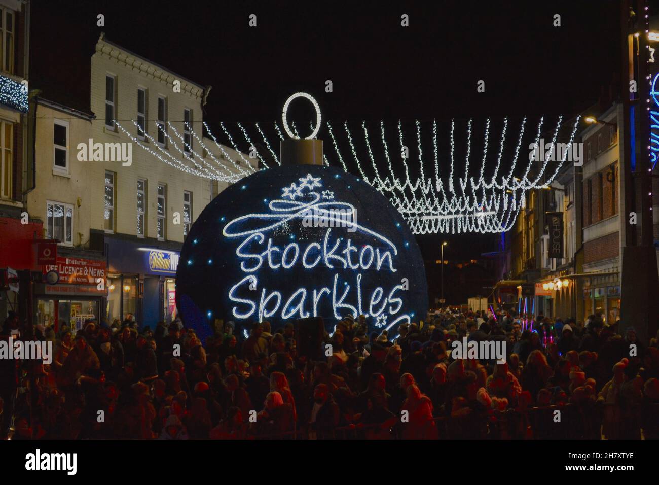 Teesside, Reino Unido. 25th Nov, 2021. Stockton Sparkles 2021, Stockton-on-Tees, Teesside, Reino Unido. Imagen que muestra algunas de las 2021 instalaciones de luz navideña como miles de personas, jóvenes y mayores, resultó ver el encendido anual de luces navideñas en Stockton-on-Tees. Esto ocurrió después de que el evento del año pasado fuera cancelado debido a la pandemia de Covid19. Las familias fueron entretenidas por grupos de música y canto de la comunidad local. Crédito: Teesside Snapper/Alamy Live News. Crédito: James Hind/Alamy Live News Foto de stock