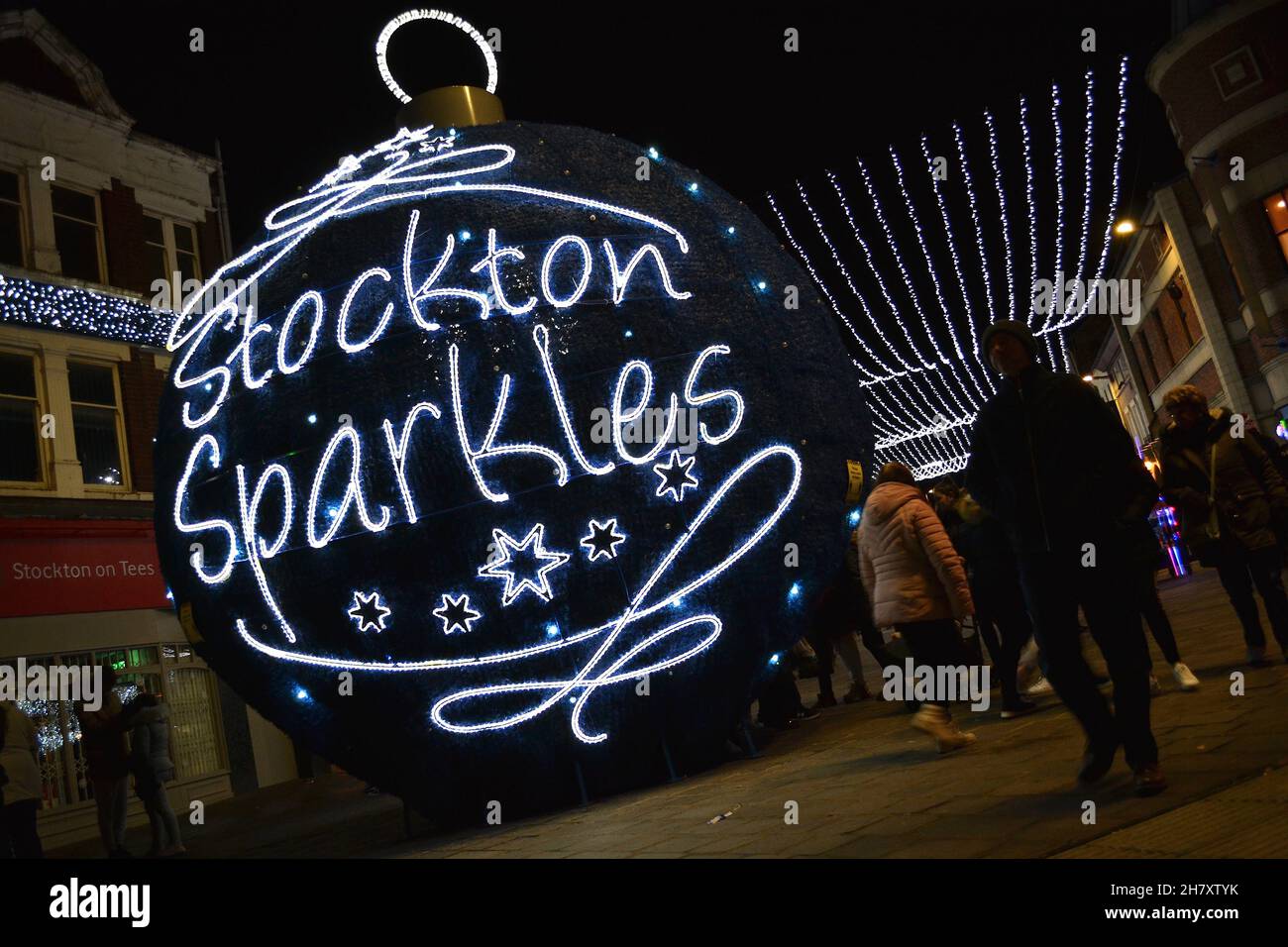 Teesside, Reino Unido. 25th Nov, 2021. Stockton Sparkles 2021, Stockton-on-Tees, Teesside, Reino Unido. Imagen que muestra algunas de las 2021 instalaciones de luz navideña como miles de personas, jóvenes y mayores, resultó ver el encendido anual de luces navideñas en Stockton-on-Tees. Esto ocurrió después de que el evento del año pasado fuera cancelado debido a la pandemia de Covid19. Las familias fueron entretenidas por grupos de música y canto de la comunidad local. Crédito: Teesside Snapper/Alamy Live News. Crédito: James Hind/Alamy Live News Foto de stock