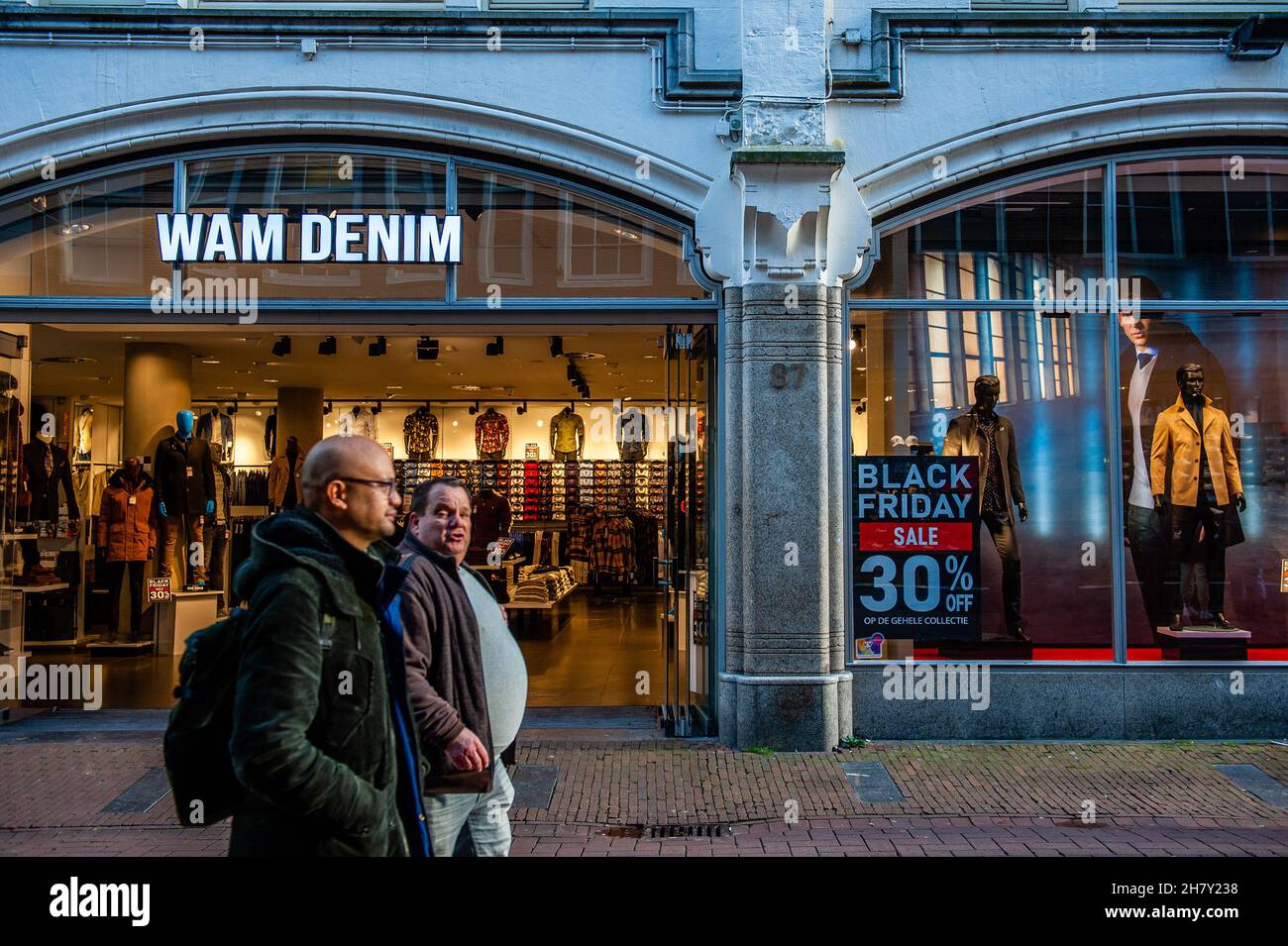Ámsterdam, Países Bajos. 25th Nov, 2021. La tienda de ropa Wam Denim para  hombres en Kavelstraat antes del Black Friday con el centro comercial más  vacío en comparación con otros años. (Foto