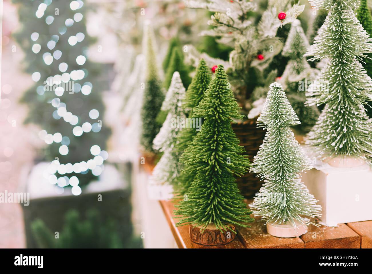 Árboles artificiales decorativos de Navidad y Año Nuevo en el mostrador de  la tienda en el mercado de Navidad. Preparándose para las vacaciones de  invierno. Foc. Selectivo Fotografía de stock - Alamy