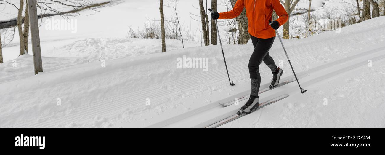 Esquí de fondo Esquí nórdico de estilo clásico en el bosque. Mujer irreconocible en invierno haciendo actividades deportivas de invierno en la nieve en el campo a través Foto de stock