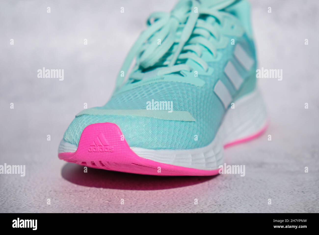 Kiev Ucrania - Octubre 2021 Adidas swift run zapatos para correr para mujer  - editorial ilustrativo Azul y rosa moda Adidas botas de running Fotografía  de stock - Alamy