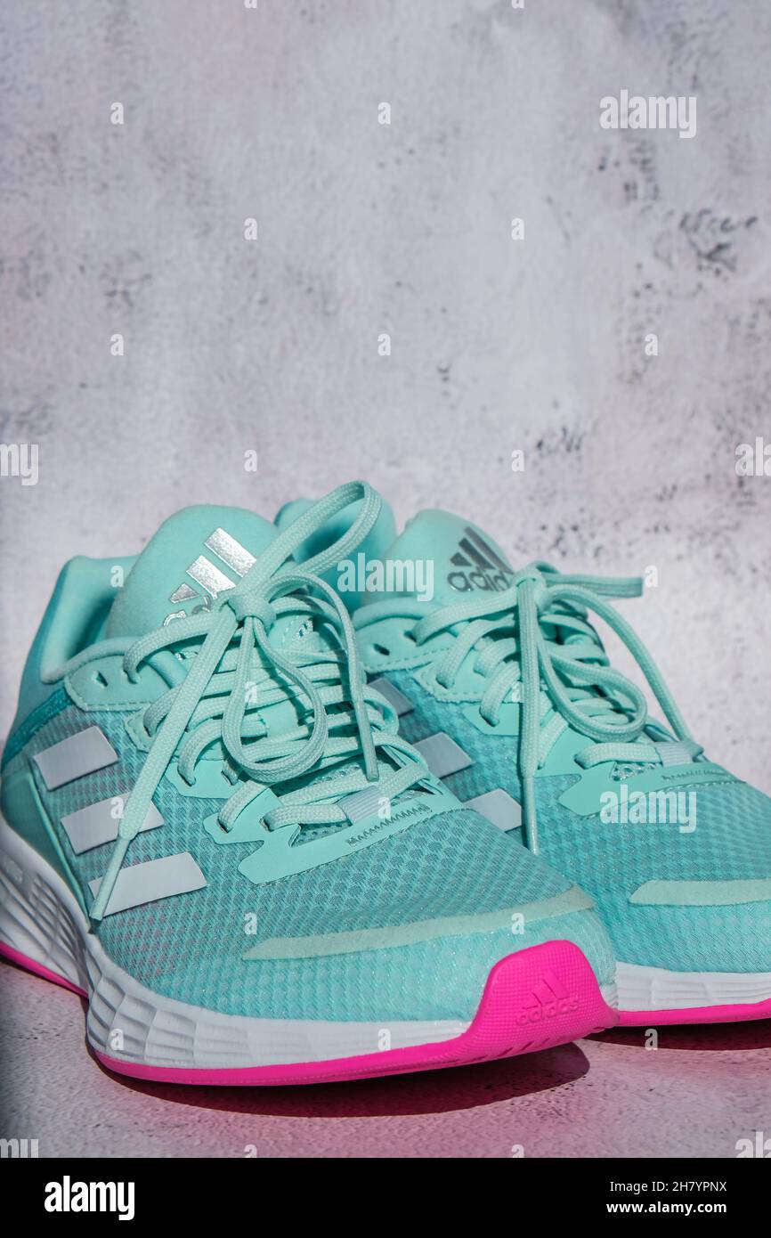 Kiev Ucrania - Octubre 2021 Adidas swift run zapatos para correr para mujer  - editorial ilustrativo Azul y rosa moda Adidas botas de running Fotografía  de stock - Alamy