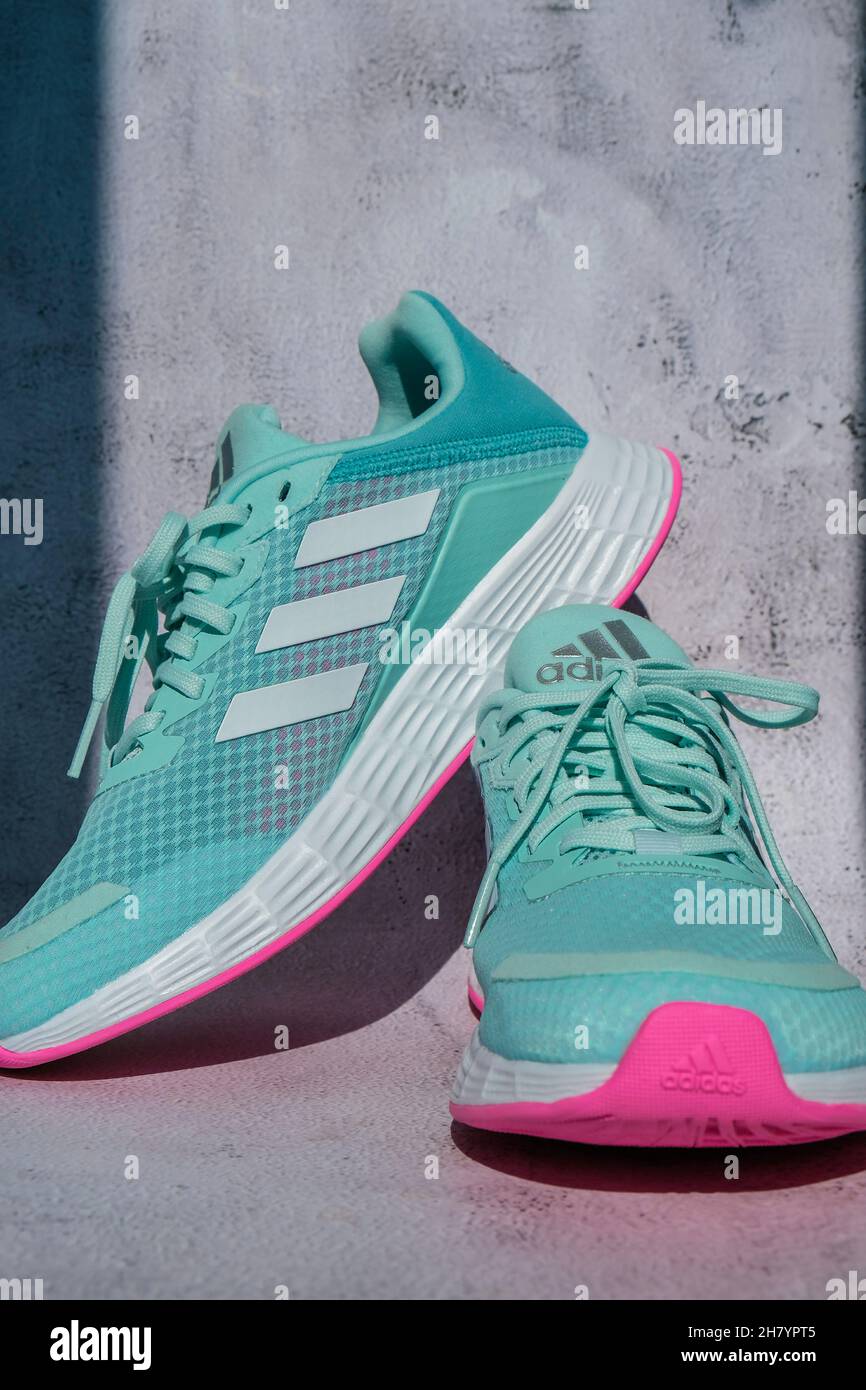 Kiev Ucrania - Octubre 2021 Adidas swift run zapatos para correr para mujer  - editorial ilustrativo Azul y rosa moda Adidas botas de running Fotografía  de stock - Alamy