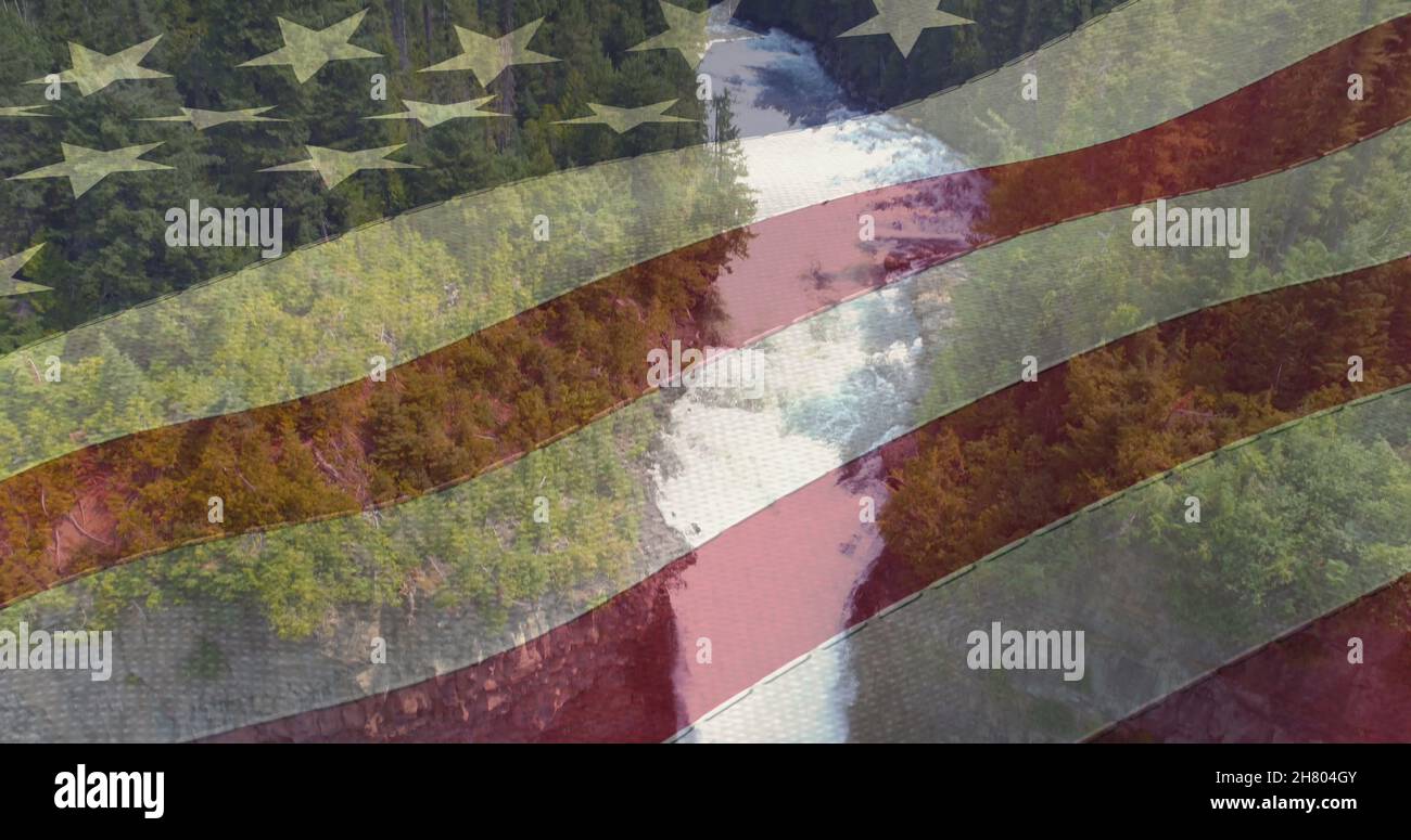 Imagen de la bandera americana sobre la vista aérea del bosque y la cascada Foto de stock
