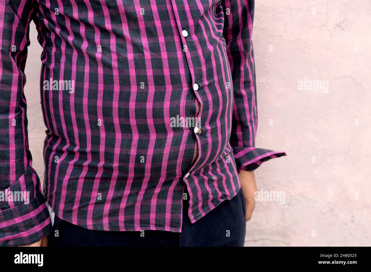 Disminución Independiente canto Camisa apretada fotografías e imágenes de alta resolución - Alamy