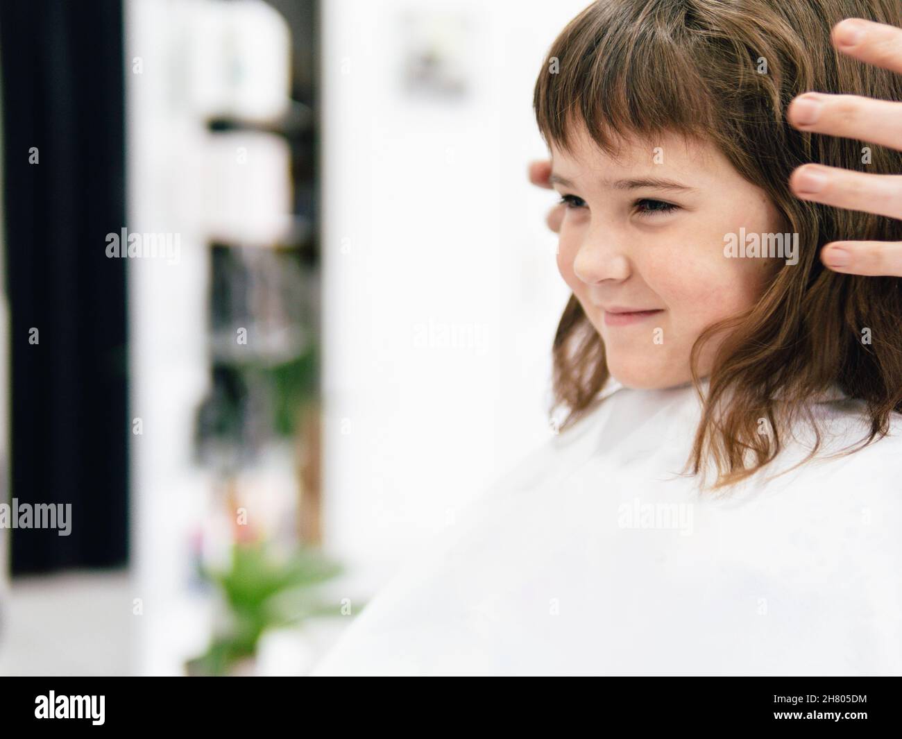 Niño en peluquería fotografías e imágenes de alta resolución - Página 4 -  Alamy