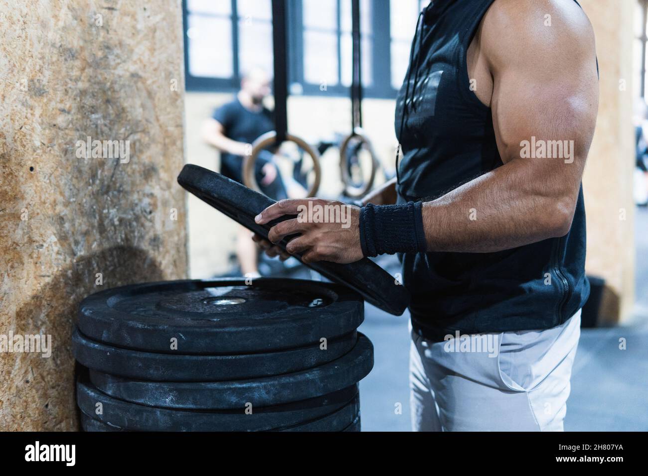 Tiro recortado de atleta masculino crossfit usando magnesio, golpeando las  manos antes de levantar una campana pesada. Hombre muscular irreconocible  sin sentido, chirrido, han Fotografía de stock - Alamy