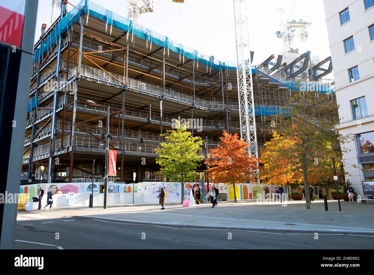 Edificio de oficinas en construcción en el sitio de Kings Boulevard Hojas coloridas en árboles de otoño 2021 en Londres Inglaterra Reino Unido KATHY DEWITT Foto de stock