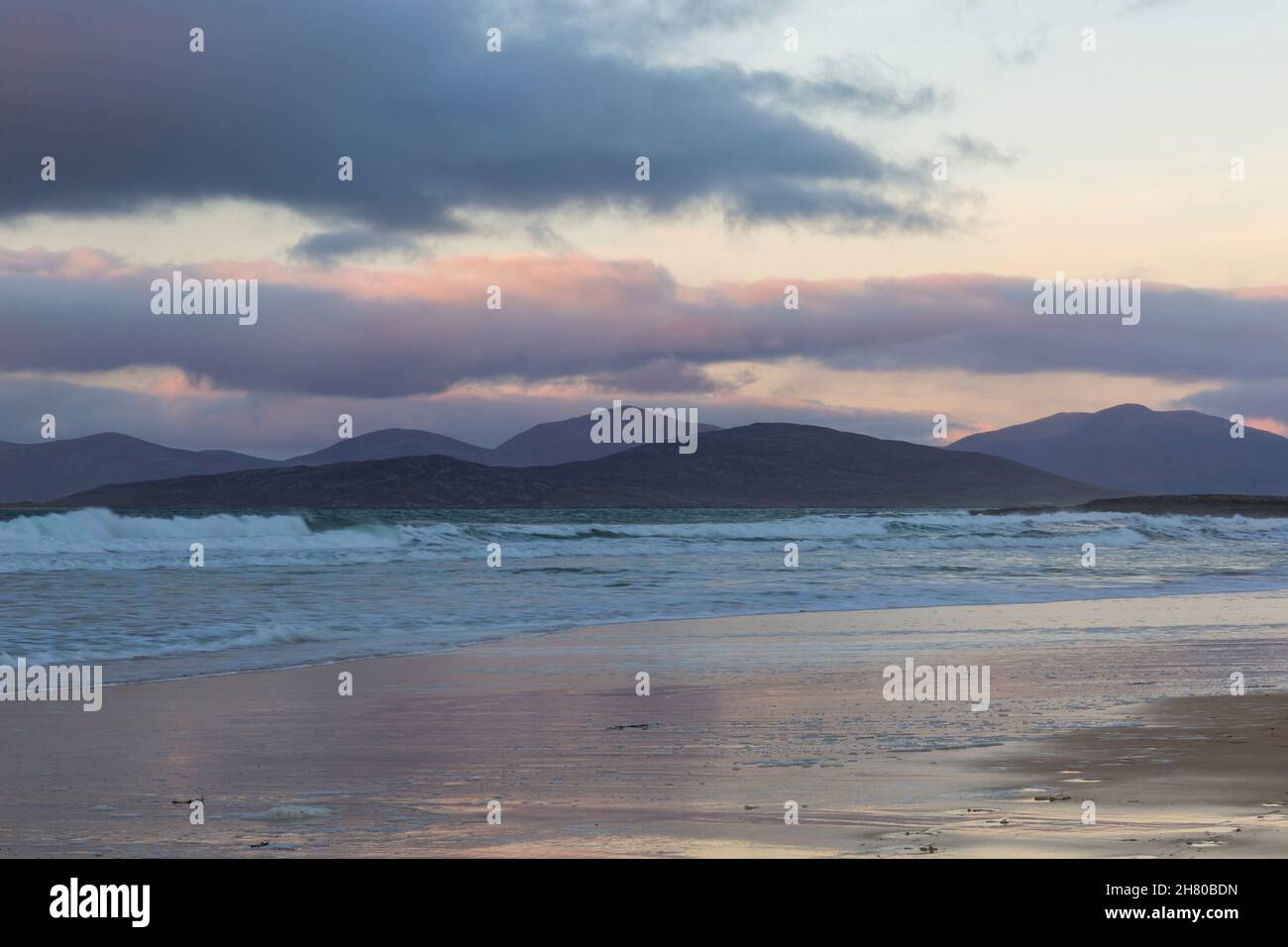 Playa de Scarista. Sonido de Taransay. Isla de Lewis y Harris, Hébridas Exteriores, Escocia Reino Unido en noviembre Foto de stock