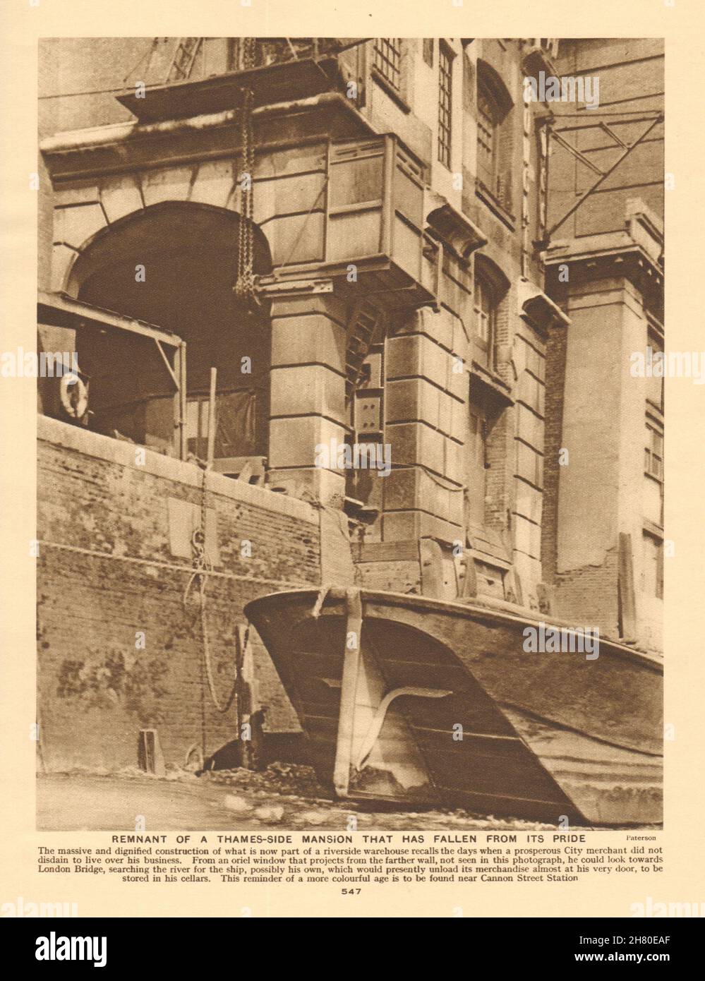 Remanente de una mansión al lado del Támesis cerca de Cannon Street Station 1926 impresión antigua Foto de stock