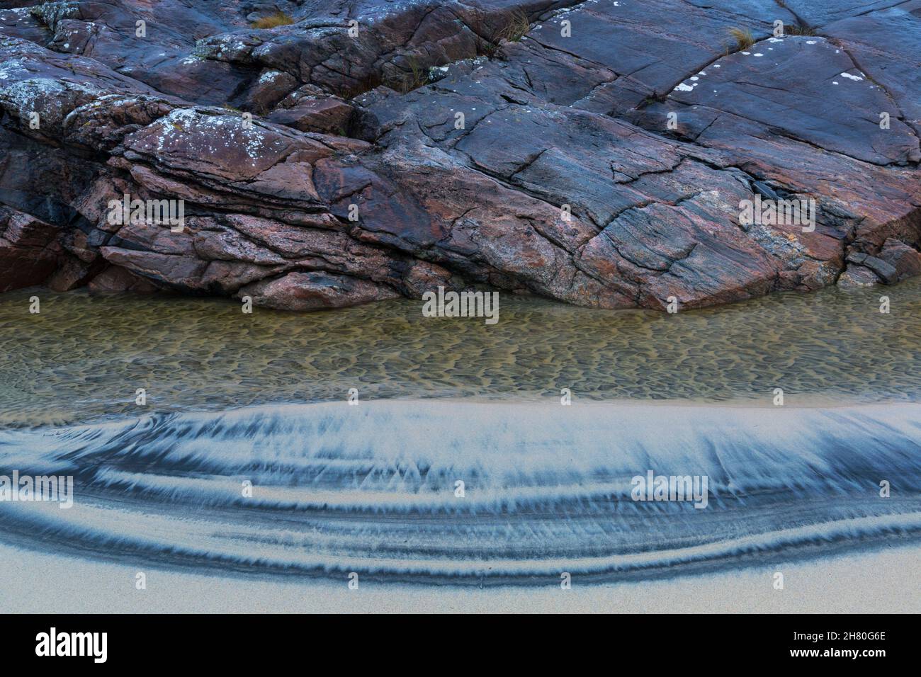 Patrones de arena y rocas en la playa Luskentera, Isla de Lewis y Harris, Abrides Exterior, Escocia Reino Unido en noviembre Foto de stock