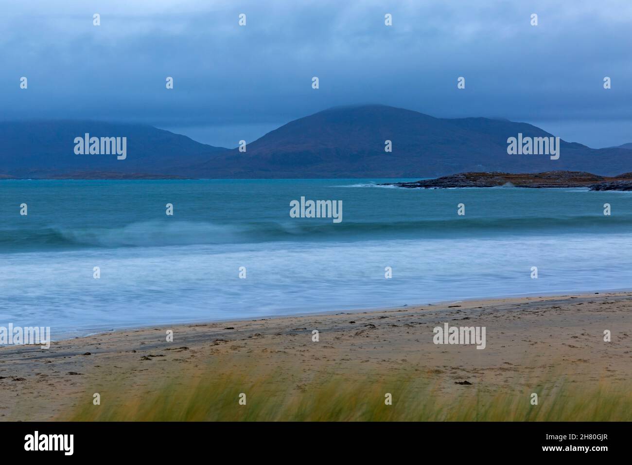 Luskentera playa, Isla de Lewis y Harris, Abrides Exterior, Escocia Reino Unido en un día gris ventoso en noviembre - exposición larga Foto de stock