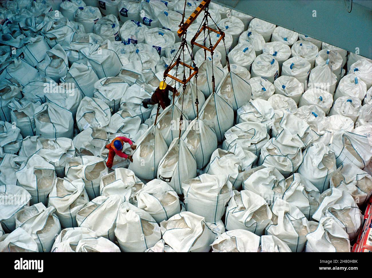 Fertilizante potasa en bolsas grandes que se cargan en el Puerto de Hamburgo. Foto de stock