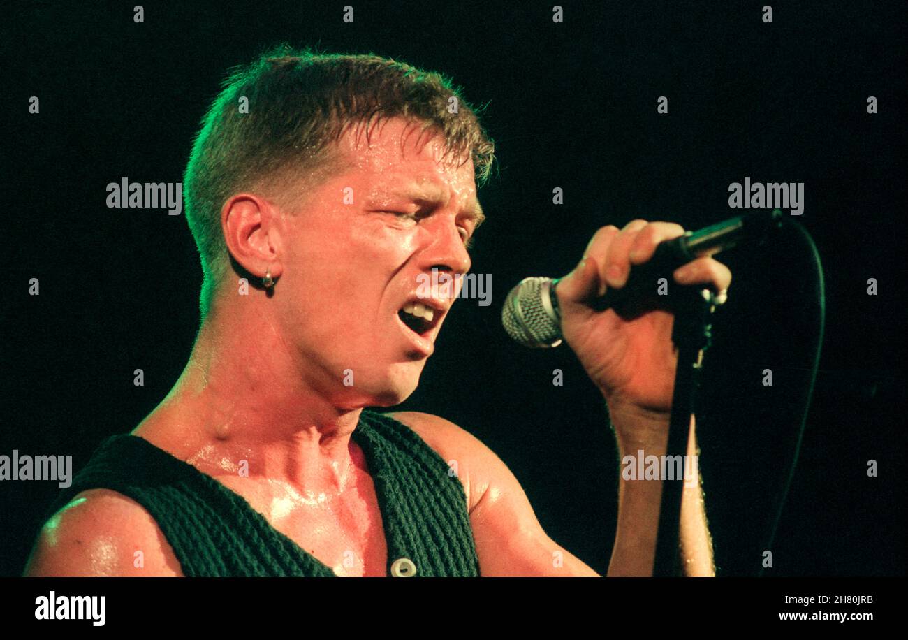 The Stranglers Concert, Wembley Arena, Londres, 26/3/1994 - Paul Roberts, vocalista principal de 1990-2006, cantando en vivo en el escenario Foto de stock