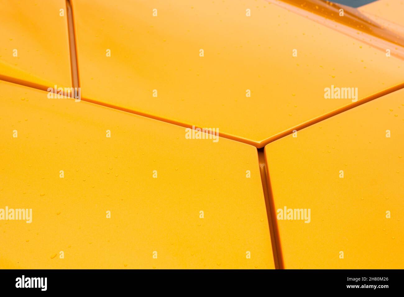 Primer plano de la carrocería en un coche deportivo naranja Lamborghini Aventador S. Foto de stock