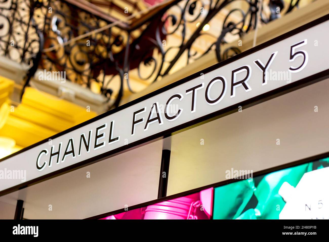 MOSCÚ, RUSIA - 10 DE AGOSTO de 2021: Chanel Factory 5 marca de la tienda de  venta al por menor en el escaparate en el centro comercial Fotografía de  stock - Alamy