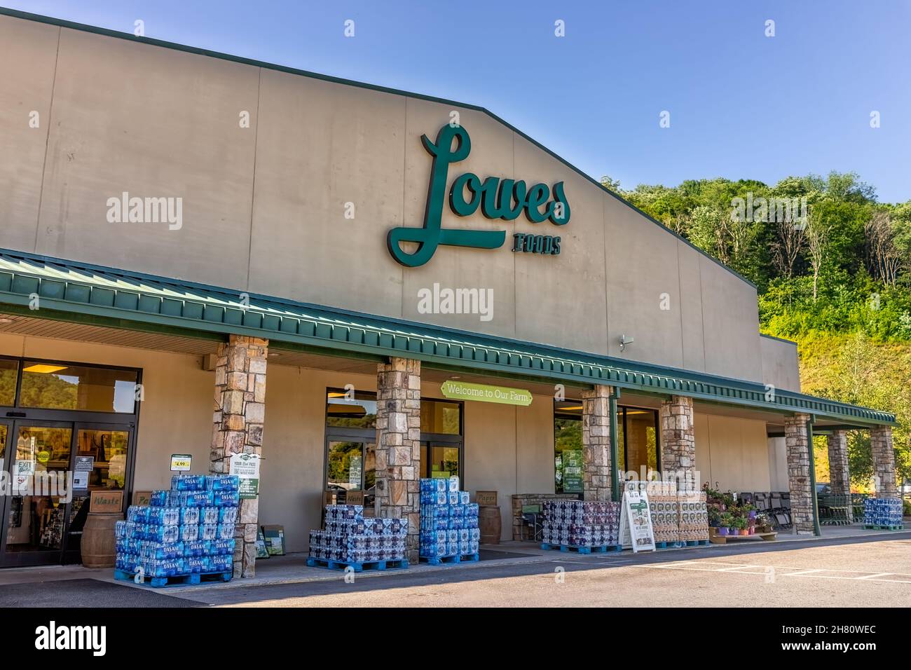 Banner Elk, EE.UU. - 17 de junio de 2021: Señal de entrada a la tienda de comestibles Lowe's en Carolina del Norte Carolina del Norte cerca de Sugar Mountain Foto de stock