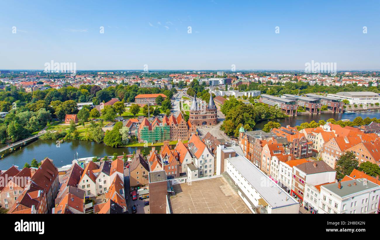 Vista panorámica aérea de la ciudad de Lubeck con la Puerta de Holsten, Schleswig-Holstein, Alemania Foto de stock