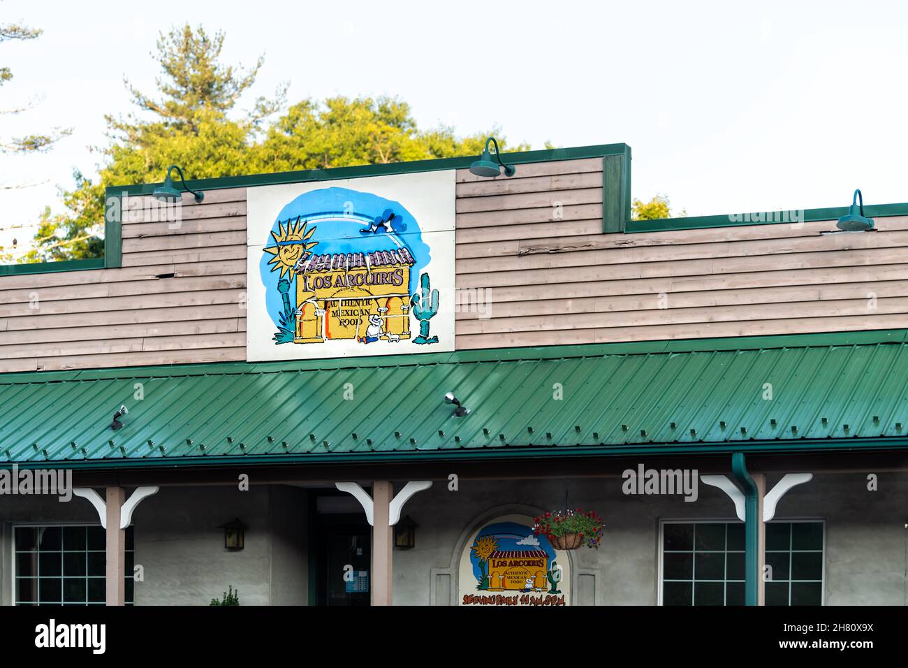Newland, Estados Unidos - 23 de junio de 2021: Pequeño pueblo con letrero para el establecimiento de cadena Los Arcoiris restaurante mexicano que sirve auténtica comida en el edificio Foto de stock