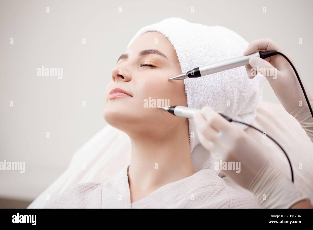 Mujer joven con tratamiento facial galvánico de microcorriente con  electrodos para levantar la cara. Concepto que previene el acné y los  problemas de la piel aceitosa Fotografía de stock - Alamy