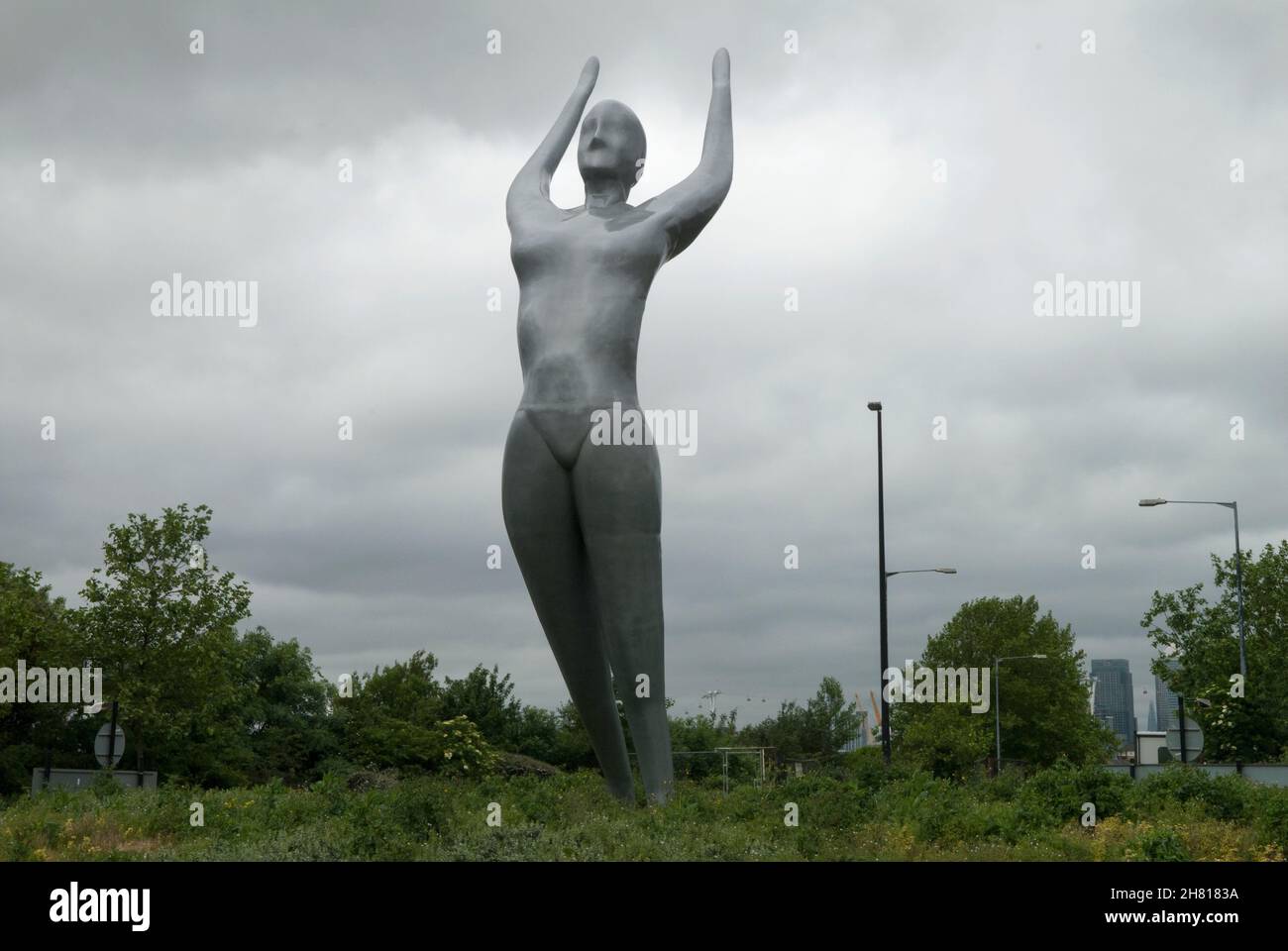 Athena escultura gris bronce más alta en Gran Bretaña, por el artista Nasser Azam cerca del aeropuerto de la ciudad de Londres en Silvertown, al este de Londres 2013, 2010s HOMER SYKES Foto de stock