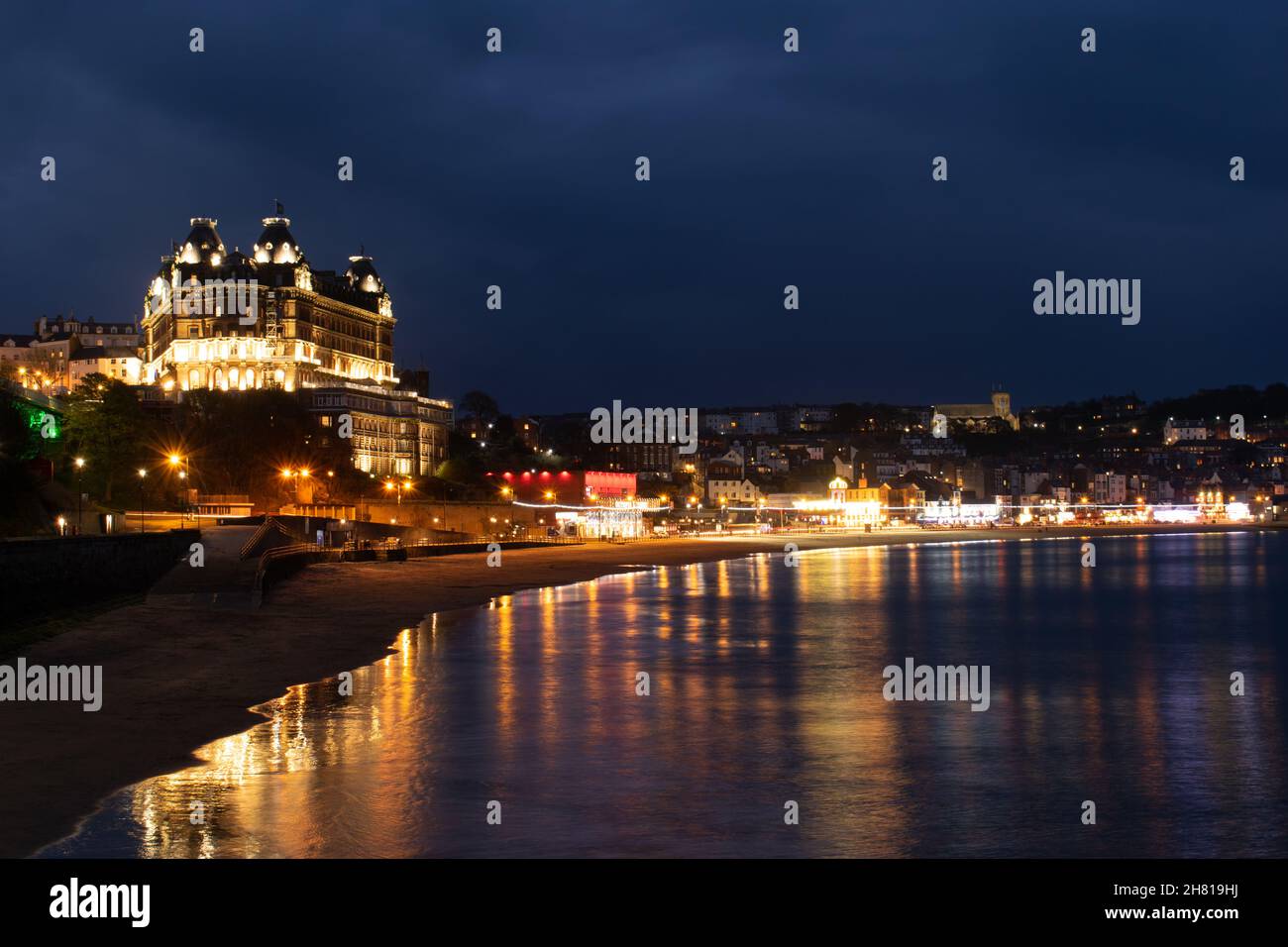 Grand Hotel y frente al mar al atardecer. South Bay Beach, Scarborough, Reino Unido. Exposición prolongada Foto de stock