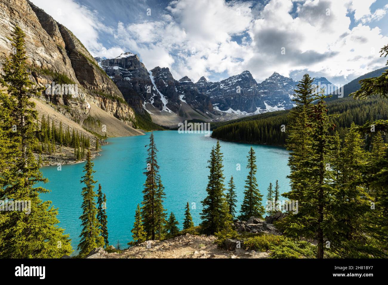 El Lago Moraine en las Montañas Rocosas de Canadá Foto de stock