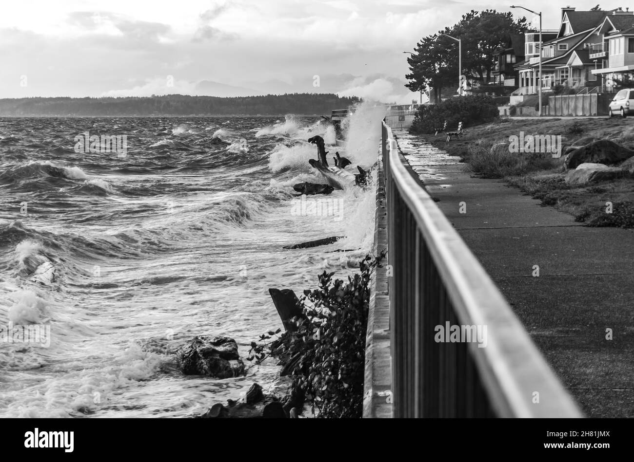 Las olas chocan contra la costa en el oeste de Seattle, Washington, en un día tormentoso. Foto de stock