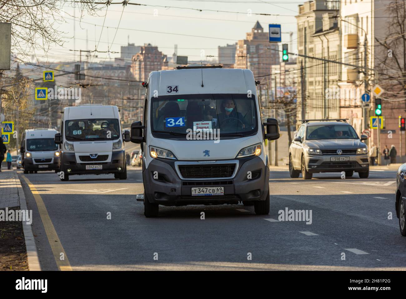 Los minibuses de taxi de ruta fija se desplazan por la calle central en una soleada mañana de otoño en Tula, Rusia Foto de stock