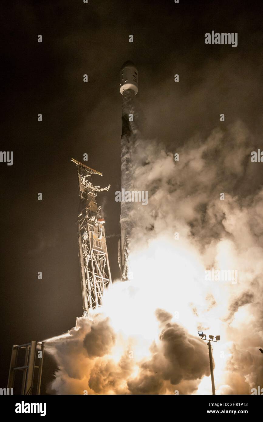VANDENBURG SPACE FORCE BASE, CALIFORNIA, EE.UU. - 23 Noviembre 2021 - El cohete SpaceX Falcon 9 se lanza con la Prueba de Redirección Doble Asteroide, o DA Foto de stock