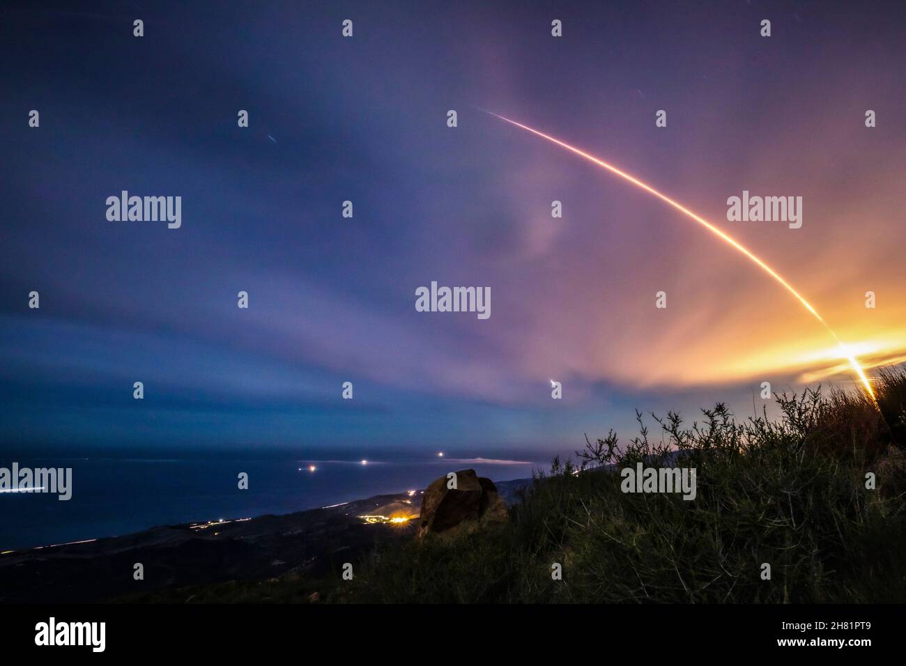 VANDENBURG SPACE FORCE BASE, CALIFORNIA, EE.UU. - 23 Noviembre 2021 - El cohete SpaceX Falcon 9 se lanza con la Prueba de Redirección Doble Asteroide, o DA Foto de stock