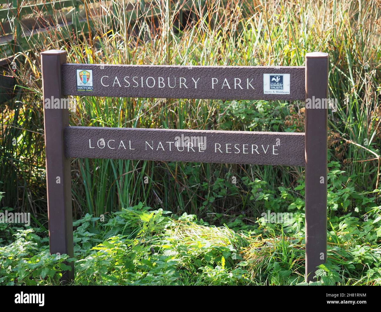 Vista de un cartel para la Reserva Natural Local dentro del Parque Cassiobury en Watford Hertfordshire Reino Unido Foto de stock