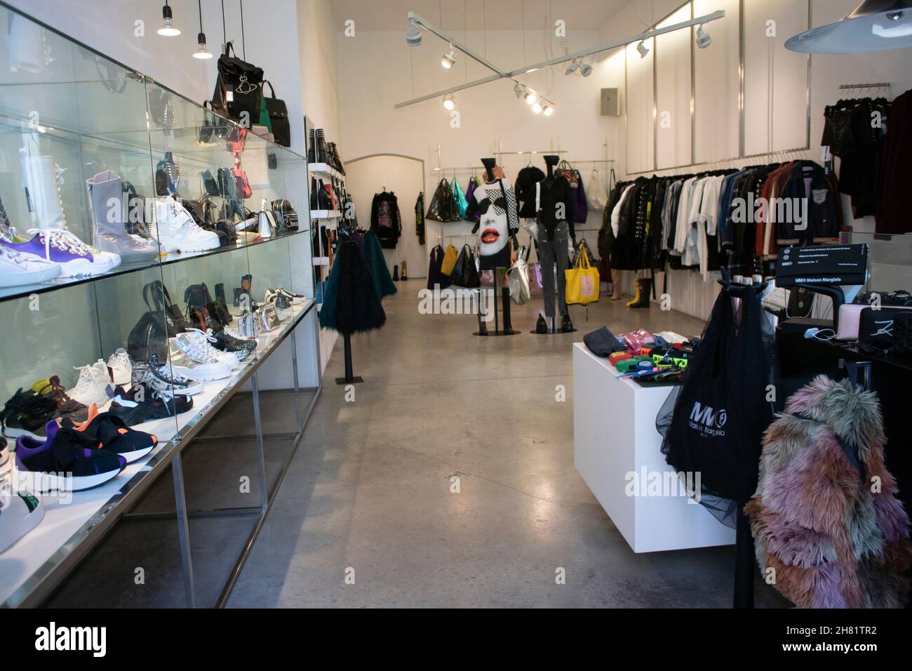 Lisboa, Portugal, Tienda Ropa de moda interior en Alcantara Barrio 'Nuevo Negro' Urban Concept Store, diseño ropa Fotografía de - Alamy