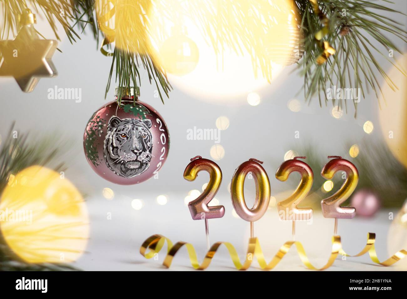 Fondo de Navidad con decoraciones de Navidad. Postal navideña. 2022 es el año del Tigre. Símbolo del año del tigre según el Chine Foto de stock