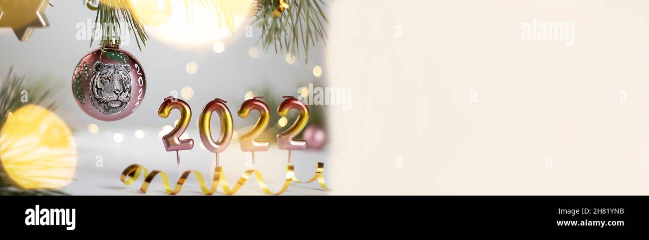 Fondo de Navidad con decoraciones de Navidad. Postal navideña. 2022 es el año del Tigre. Símbolo del año del tigre según el Chine Foto de stock